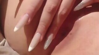 Novinha putinha se mostrando o cuzinho pro papai no quarto