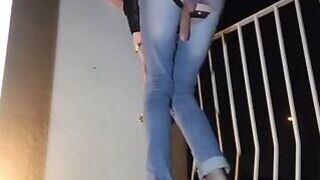 EjaCk15:01 FuCk my JeaN's Torn BouL en Exhibition au PaSsants sur un Balcon. VaneSsaBiTCHx PariSChie