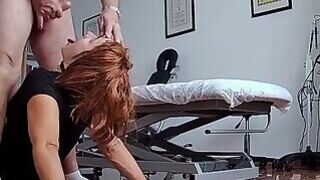 Vicenta la viuda culona haciendo un masaje y paja a un jubilado mamandose su deliciosa leche