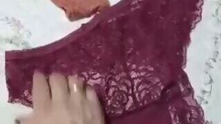 Mi cuñada mostrándome sus pantys y me presta el guindo