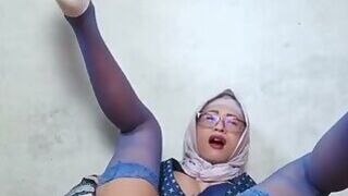 Hijab Shemales with Big Dicks Dildo Masturbate Until She Cum