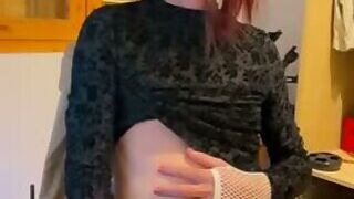 Bonita femboy se corre y prueba su leche