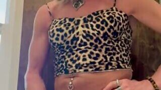Sissy SaShulya wants to suck big cock