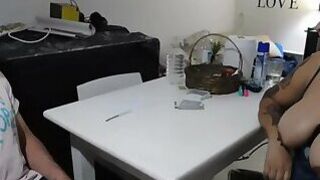 transexual pierde al truco y tiene que pagar con sexo anal