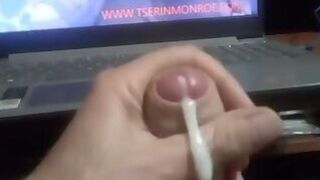 Morena desparrama leche sobre su amante