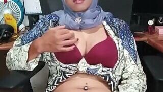 Hijab Shemale With Big Cock Masturbate Until She Cum